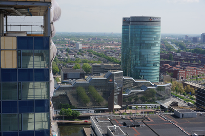 821419 Overzicht van de gebouwen van het Hoofdkantoor Rabobank Nederland (Croeselaan 18) te Utrecht, vanaf het in ...